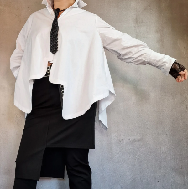 Kemeja dengan potongan asymmetrical atau tidak simetris